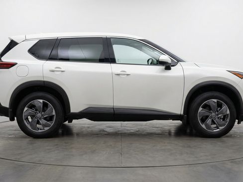 Used 2025 Nissan Rogue SV image 11