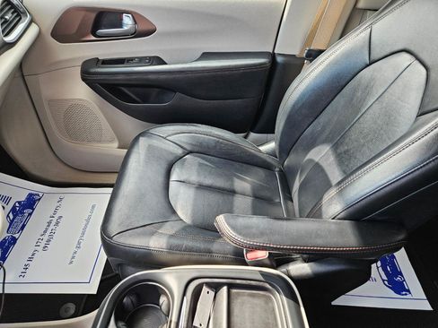 Used 2017 Chrysler Pacifica Touring-L FWD image 15