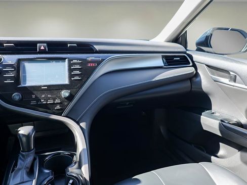 Used 2020 Toyota Camry SE image 11