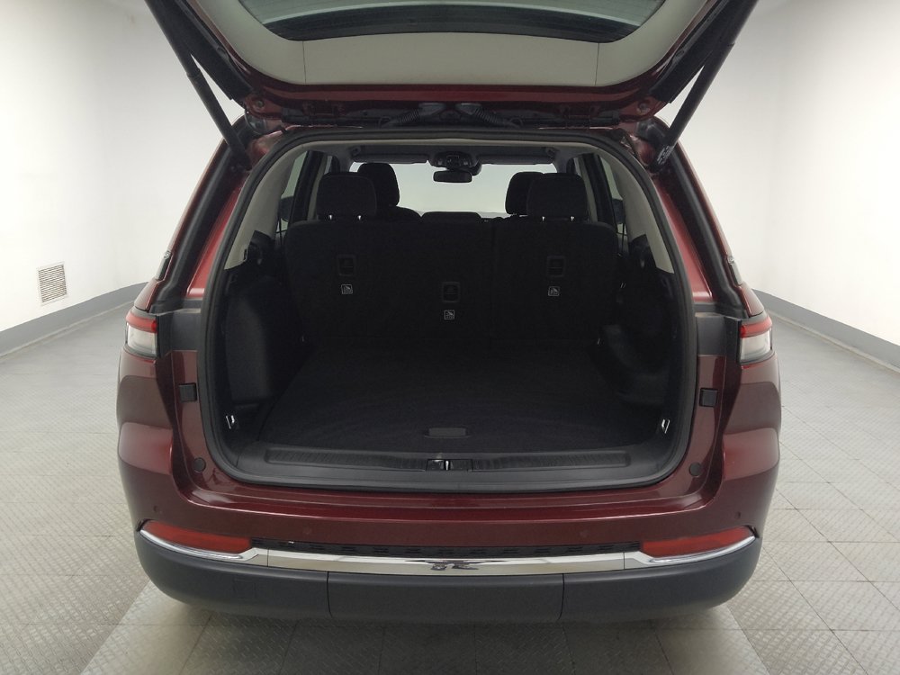 Used 2023 Jeep Grand Cherokee Laredo w/ Luxury Tech Group I AWD/4WD image 29