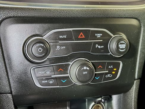 Used 2018 Dodge Charger SXT RWD image 13