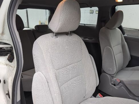 Used 2019 Toyota Sienna LE image 24