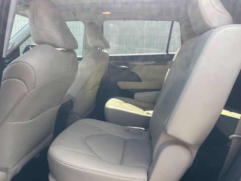 Used 2023 Toyota Highlander Platinum FWD image 11