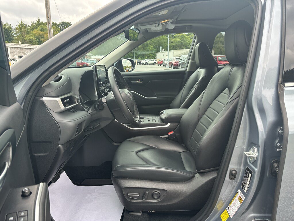 Used 2022 Toyota Highlander XLE AWD/4WD image 12
