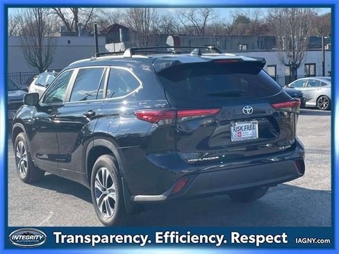 Certified 2023 Toyota Highlander XLE image 8