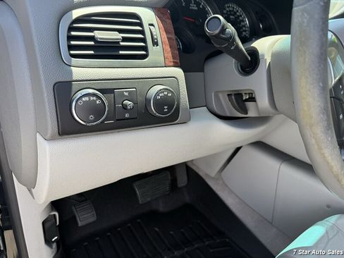Used 2007 GMC Yukon XL SLT w/ SLT Preferred Equipment Group AWD/4WD image 8