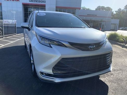 Used 2023 Toyota Sienna Limited FWD image 2