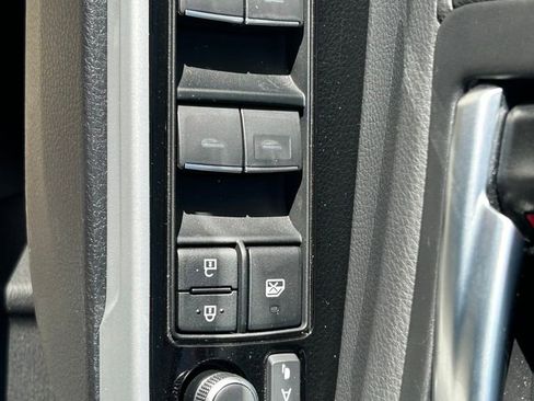 Used 2025 Toyota Sienna Platinum image 31