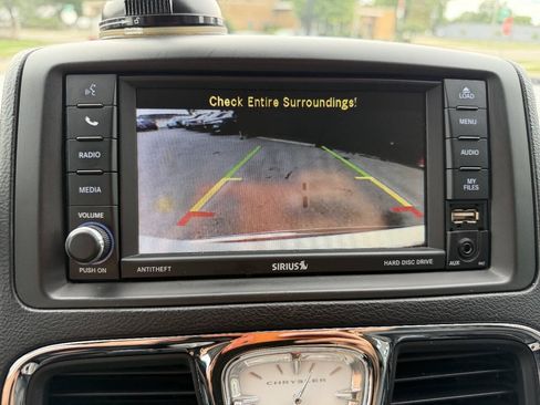 Used 2016 Chrysler Town & Country Touring FWD image 16
