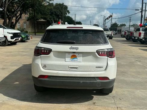Used 2022 Jeep Compass Latitude FWD image 7