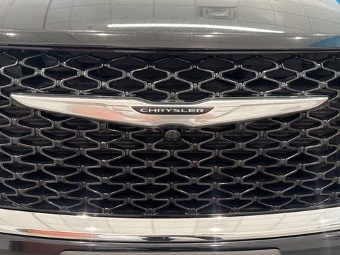 Used 2023 Chrysler Pacifica Touring-L FWD image 12