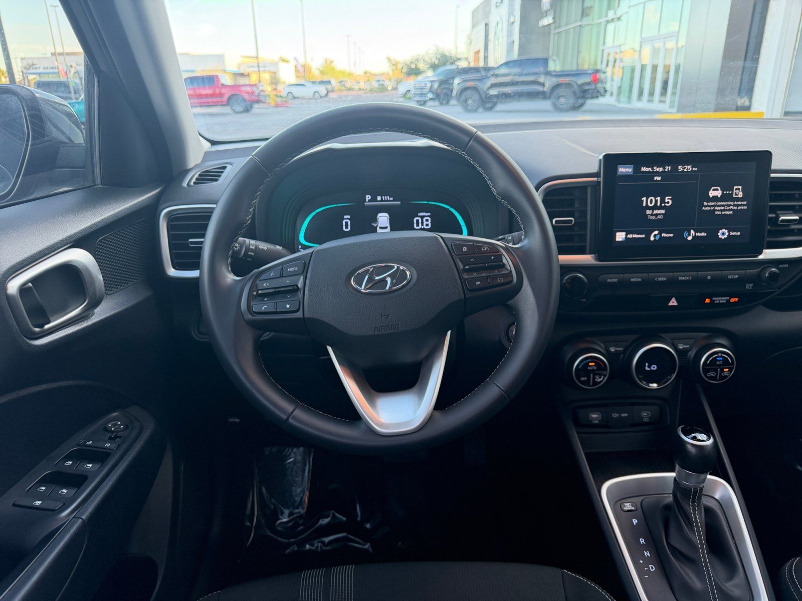 Used 2025 Hyundai Venue SEL FWD image 12