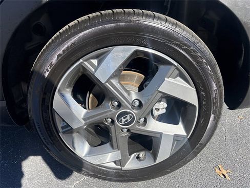 Used 2024 Hyundai Venue SEL image 13