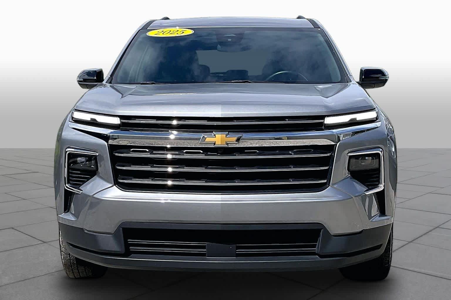 Used 2025 Chevrolet Traverse LT FWD image 4