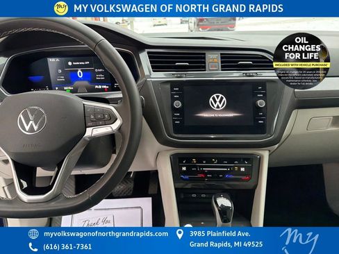 Used 2022 Volkswagen Tiguan SE w/ Panoramic Sunroof Package image 21