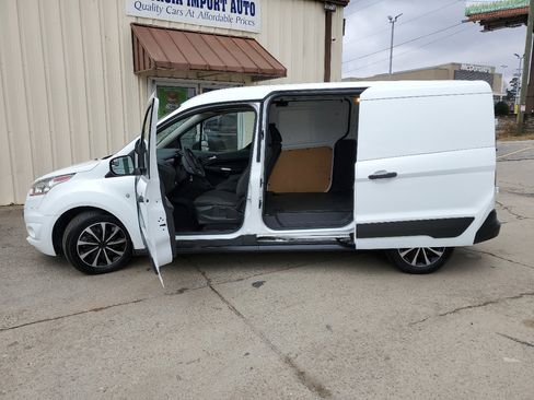 Used 2017 Ford Transit Connect XLT image 39