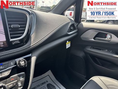 New 2026 Chrysler Pacifica Limited w/ Uconnect Theater Family Group image 25