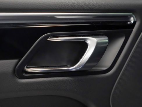 Certified 2025 Porsche Macan image 15