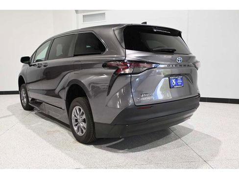 Used 2023 Toyota Sienna LE FWD image 8