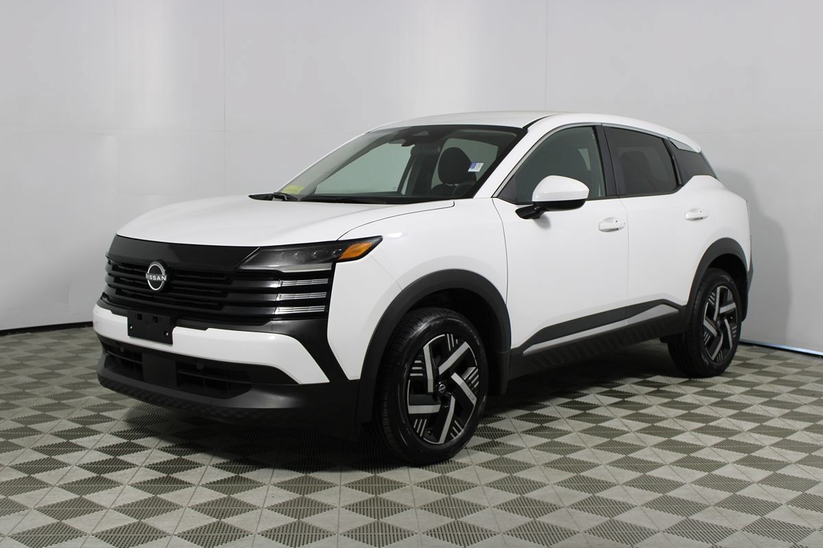 Used 2025 Nissan Kicks SV FWD image 3