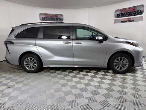 Used 2024 Toyota Sienna XLE image 3