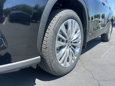 New 2026 Toyota Highlander Platinum AWD/4WD image 11