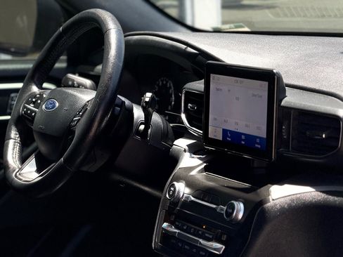 Used 2020 Ford Explorer XLT w/ Equipment Group 202A image 12