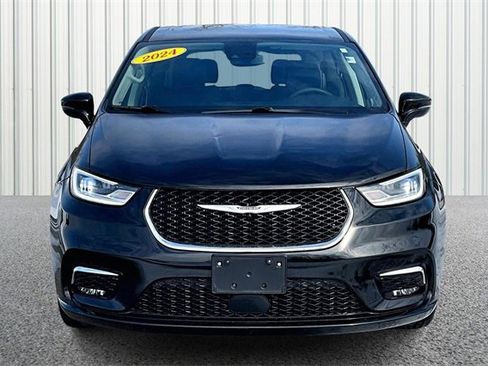 Used 2024 Chrysler Pacifica Touring-L image 3