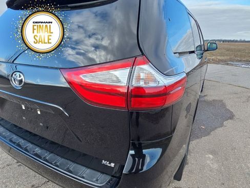 Used 2017 Toyota Sienna XLE image 12