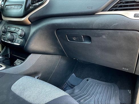 Used 2014 Jeep Cherokee Latitude AWD/4WD image 25