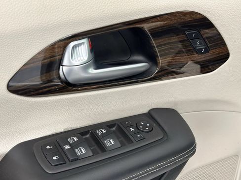 Used 2024 Chrysler Pacifica Limited FWD image 36