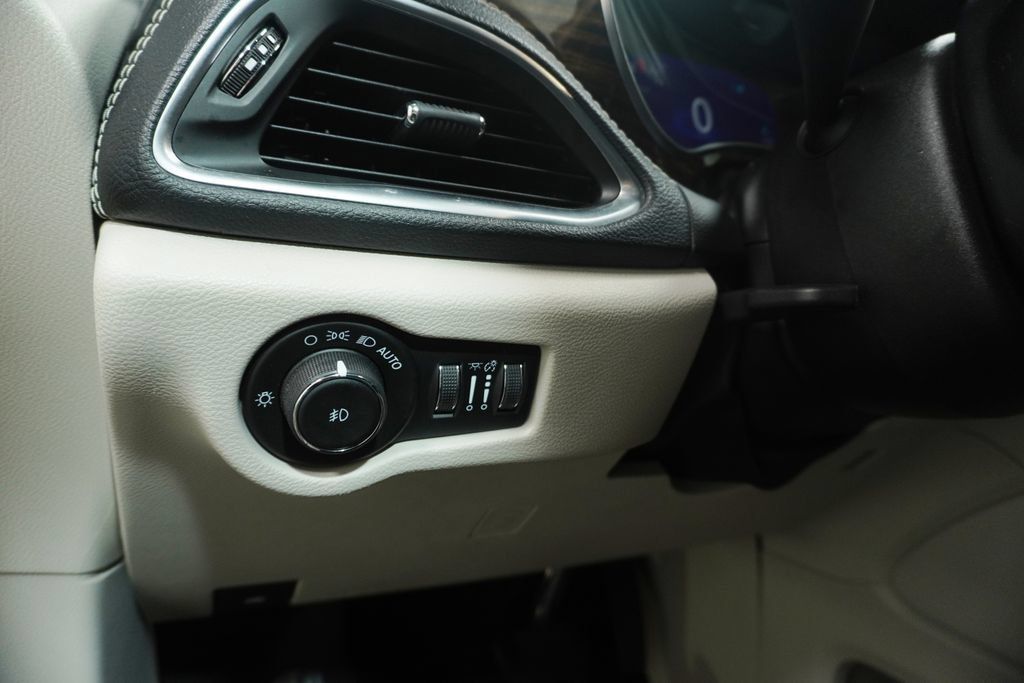 Used 2021 Chrysler Pacifica Limited w/ Uconnect Theater Family Group FWD image 27
