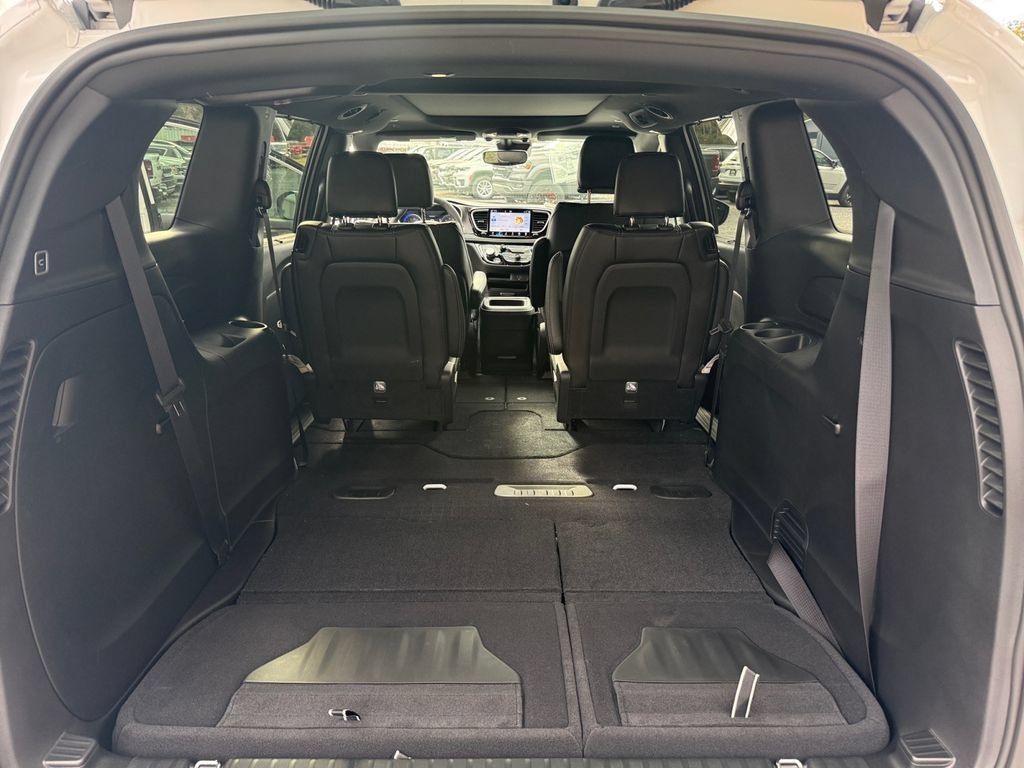 New 2026 Chrysler Pacifica Select FWD image 32