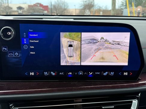 Used 2024 Chevrolet Traverse RS image 23