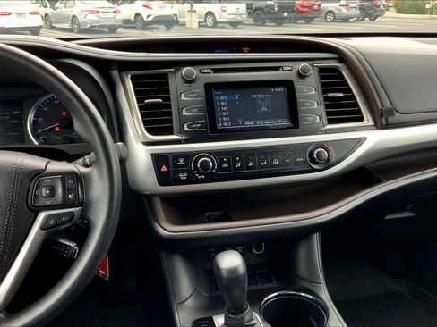 Used 2018 Toyota Highlander LE image 6