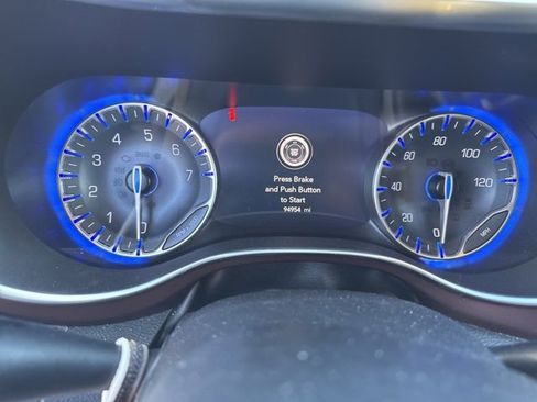 Used 2020 Chrysler Pacifica Limited image 23