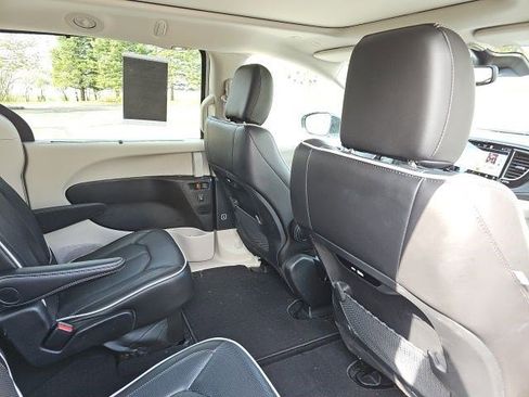 Used 2024 Chrysler Pacifica Limited w/ Trailer Tow Group AWD/4WD image 16