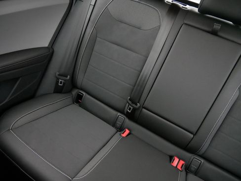 Certified 2024 Volkswagen Taos SE image 12