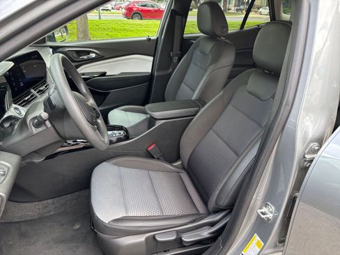 Used 2025 Chevrolet Trax LT FWD image 31
