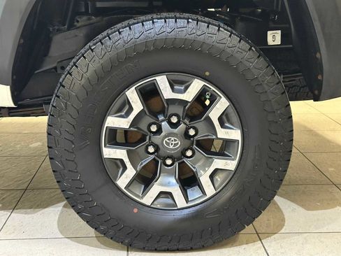 Used 2017 Toyota Tacoma TRD Off-Road AWD/4WD image 8