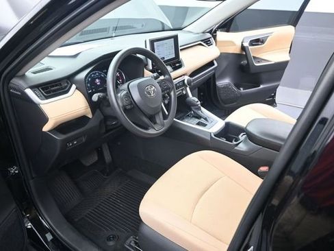 Used 2025 Toyota RAV4 LE AWD/4WD image 5
