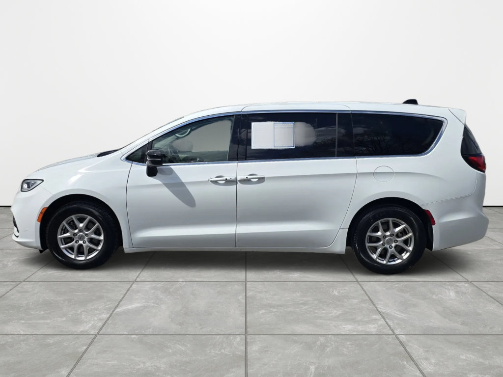 Used 2024 Chrysler Pacifica Touring-L FWD image 7