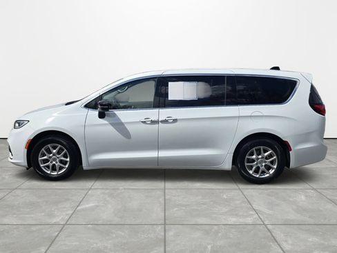 Used 2024 Chrysler Pacifica Touring-L FWD image 7