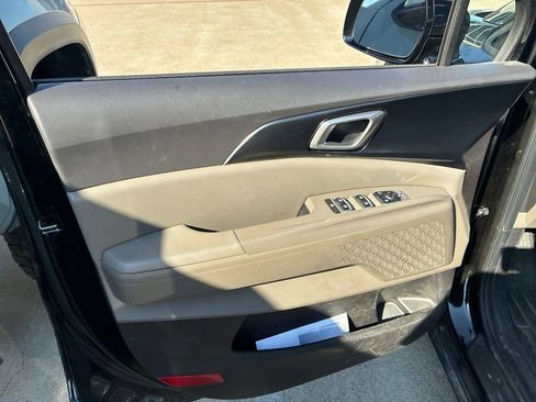 Used 2025 Kia Carnival FWD image 7