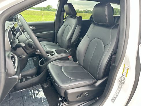 Used 2025 Chrysler Pacifica Select FWD image 11