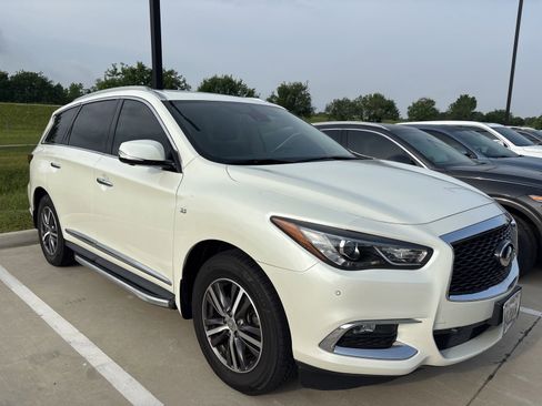 Used 2019 INFINITI QX60 Luxe w/ Essential Package image 3