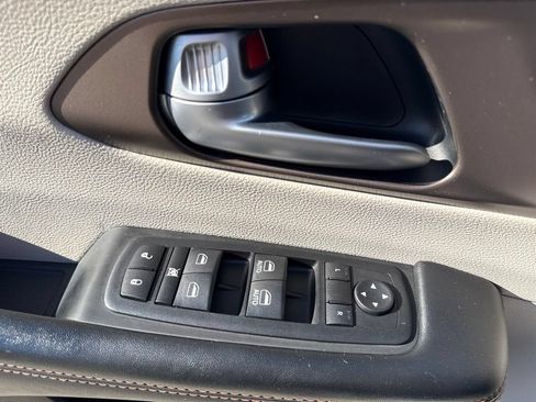 Used 2017 Chrysler Pacifica Touring-L w/ Tire & Wheel Group FWD image 21