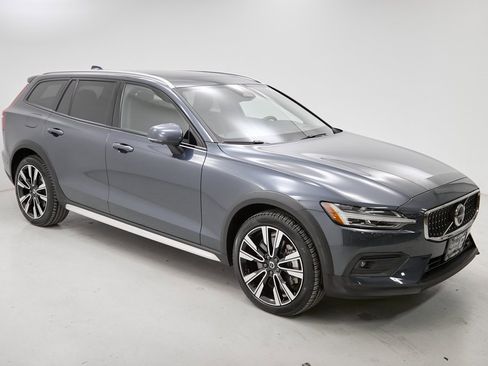 Certified 2024 Volvo V60 B5 Cross Country Ultimate image 4