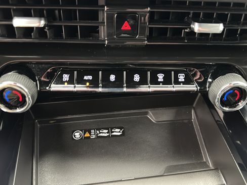 Used 2025 Chevrolet Suburban Z71 AWD/4WD image 19