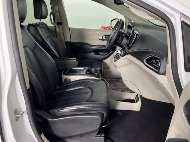 Used 2023 Chrysler Pacifica Touring-L FWD image 29